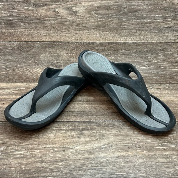 Crocs Flip Flops Men's 12 Black Gray Thong Sandals Pool Beach Casual Comfort - Picture 3 of 11